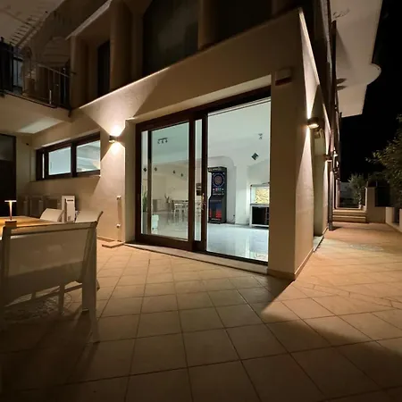 Luxury House Center With Private Garden Lägenhet
