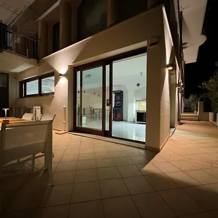 Luxury House Center With Private Garden Διαμέρισμα
