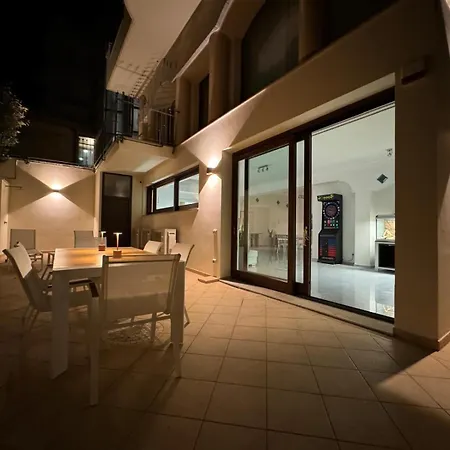 Luxury House Center With Private Garden Lägenhet